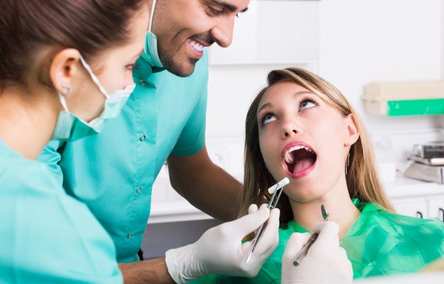 2 tandlæger og en patient
